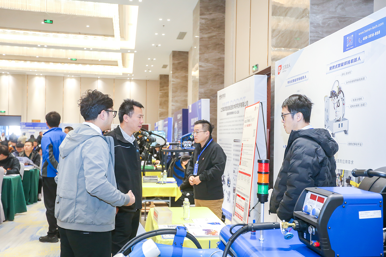 云顶国际携便携式智能焊接机器人亮相2025船舶工业数智化创新技术交流大会