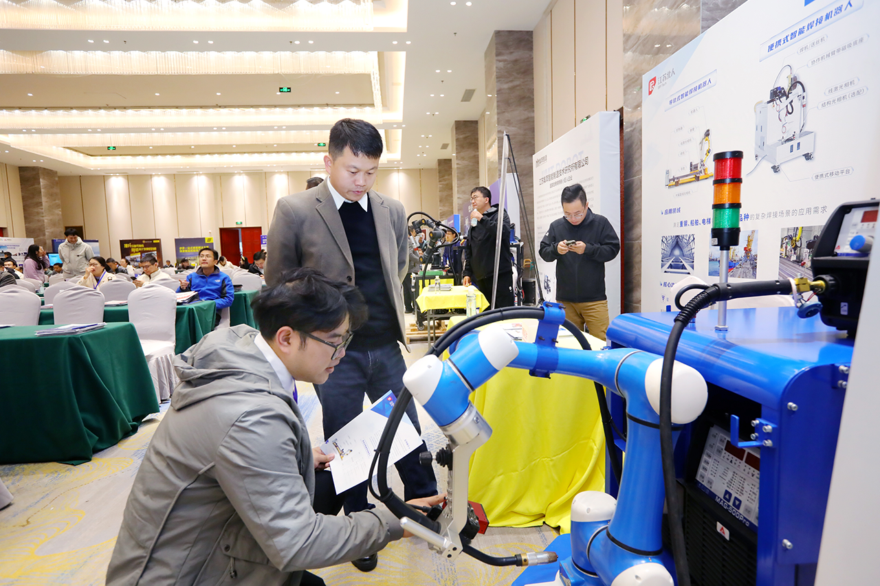 云顶国际携便携式智能焊接机器人亮相2025船舶工业数智化创新技术交流大会